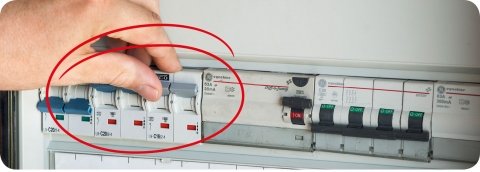  Schakel de automaten of zekeringen 1 voor 1 terug in.