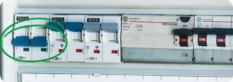 De automaat of zekering die de stroom uitschakelt, veroorzaakt het probleem.