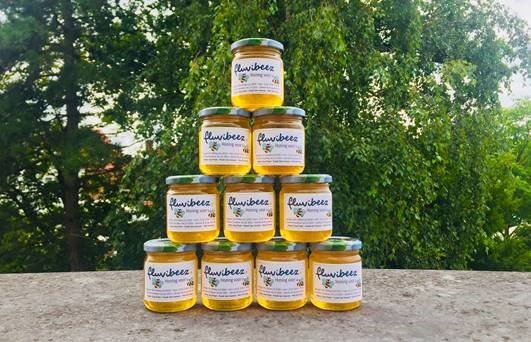 Een stapeltje met honingpotjes.