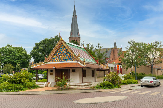 Zijaanzicht van de Sala Thai tempel in Koekelare
