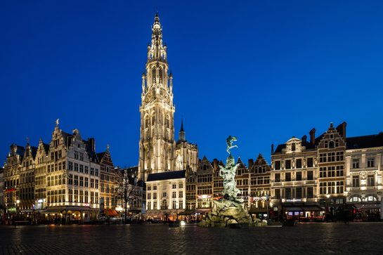 Verlichte OLV-toren en Grote Markt in Antwerpen