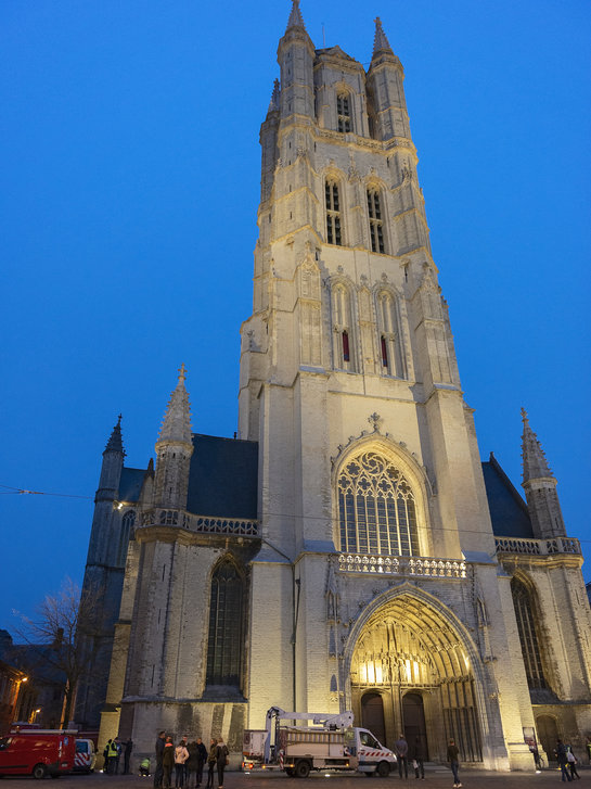 Verlichte Sint-Baafskathedraal in Gent