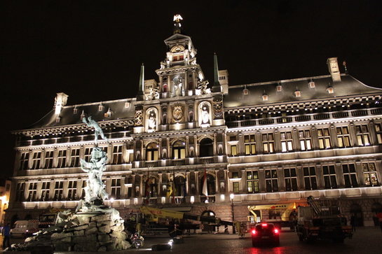 Het verlichte stadhuis van Antwerpen