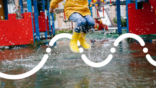 Dagelijks verbruiken we meer dan 100 liter water per persoon Kind springt in de waterplassen