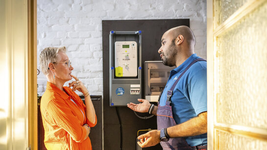 Fluvius technician explains to a customer