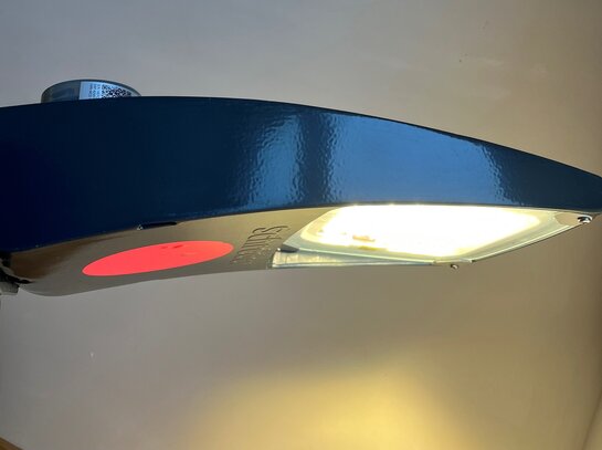 Appareil d'éclairage temporaire avec ampoule rose utilisé lorsqu'un appareil défectueux doit être remplacé.