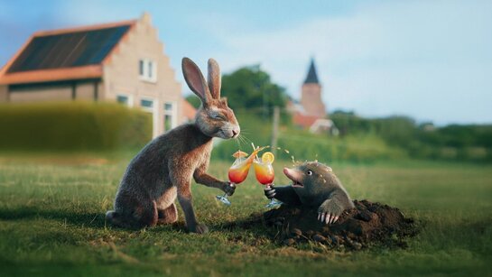 Illustratie van een haas en een mol die samen toosten met cocktails in een grasveld.