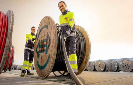 Netwerken voor morgen Fluvius technieker staat bij een kabelhaspel
