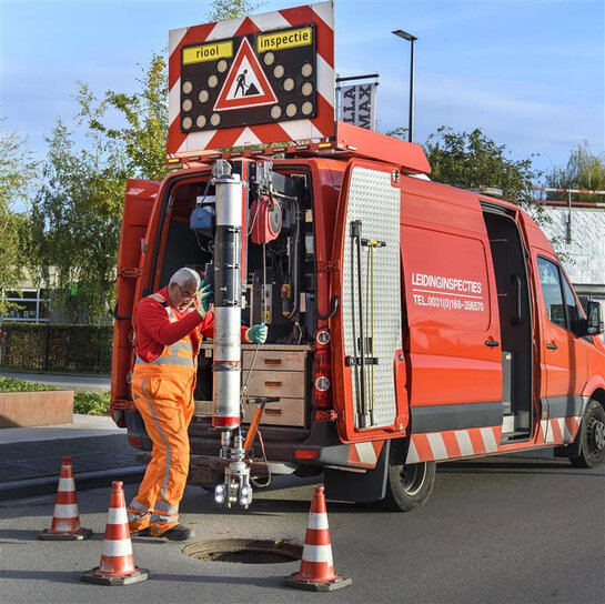 Uitvoering van een putinspectie met camera in een rioleringsleiding via een straatput