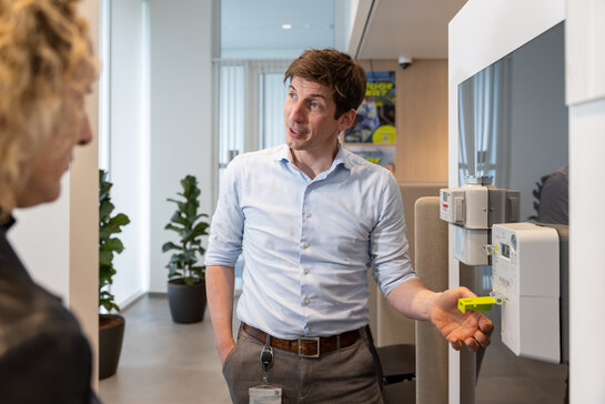Tijdelijke sluiting van het klantenkantoor in Ecohuis Antwerpen Fluvius medewerker geef uitleg over de digitale media