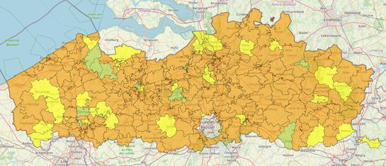 Kaart van Vlaanderen met kleurzones die de aansluitingsmogelijkheden voor hoge en zeer hoge elektriciteitsvermogens per stroomgebied tonen, rekening houdend met verwachte netcongestie.