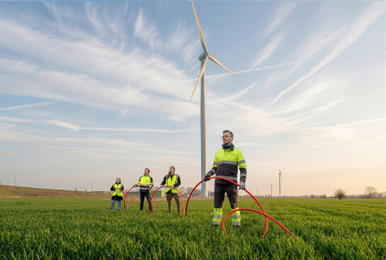 Fluvius investeert om netverzadiging te voorkomen Fluvius medewerkers zetten samen in op het versterken van onze netten om o.a. nieuwe toepassingen toe te laten op onze netten.