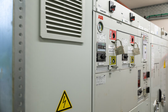 Schakelmateriaal en Netflex-kast in een hoogspanningscabine voor aansluiting en monitoring van een middenspanningsinstallatie.