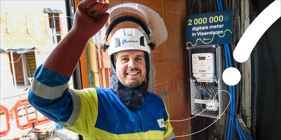 Technicus van Fluvius met een digitale meter