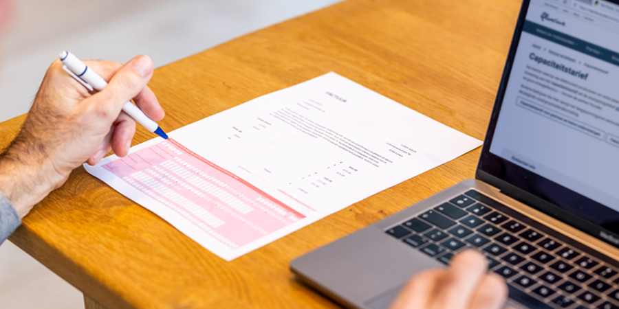 Persoon aan de pc met overschrijvingsformulier