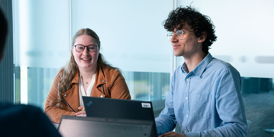 Twee stagiairs elektromechanica werken samen aan een project rond openbare verlichting tijdens hun stage bij Fluvius.