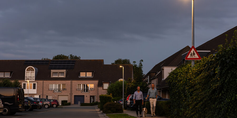 Twee wandelaars in een straat