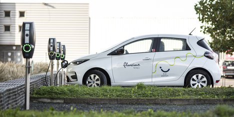 Une voiture électrique se recharge dans un parking Fluvius