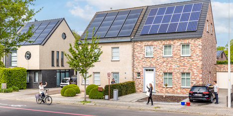 Trois maisons équipées de panneaux solaires