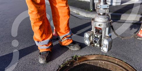 Un technicien effectue une inspection des égouts