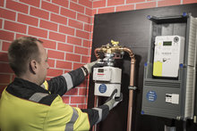 Un technicien de Fluvius installe un compteur de gaz numérique