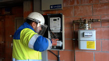 Un technicien de Fluvius installe un compteur électrique numérique