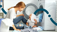 Moeder en kind gezeten voor een wasmachine